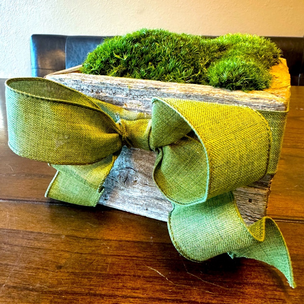 SOLD! Preserved Moss wood box Centerpiece, maintenance-free greenery!